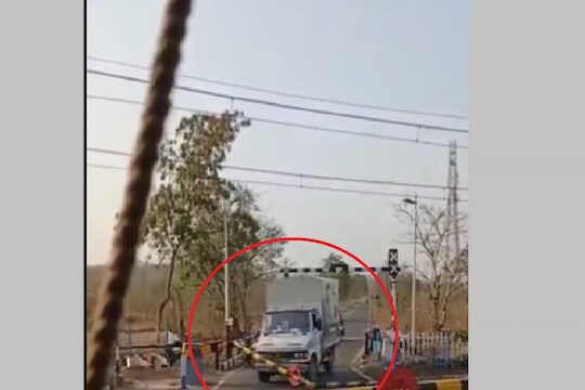 टेम्पोनं तोडली रेल्वे फाटकाजवळची क्रॉसिंग रिंग तेवढ्यात समोरुन आली Express Train, ठाण्यातला Shocking Video