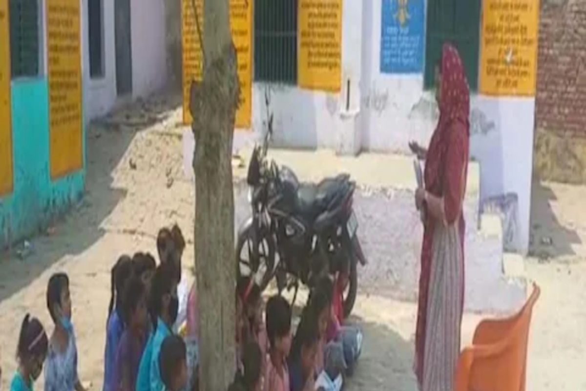 शाळा आहे, पण छत नाही! कडाक्याच्या उन्हात 450 मुले झाडाच्या सावलीत घेतायेत शिक्षण...