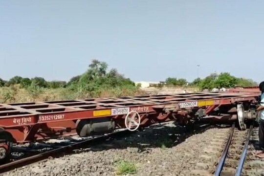 VIDEO: औरंगाबादजवळ संपूर्ण मालगाडी रुळावरुन घसरली; वाहतूक विस्कळीत झाल्याने सणासुदीच्या दिवशी प्रवाशांचे हाल