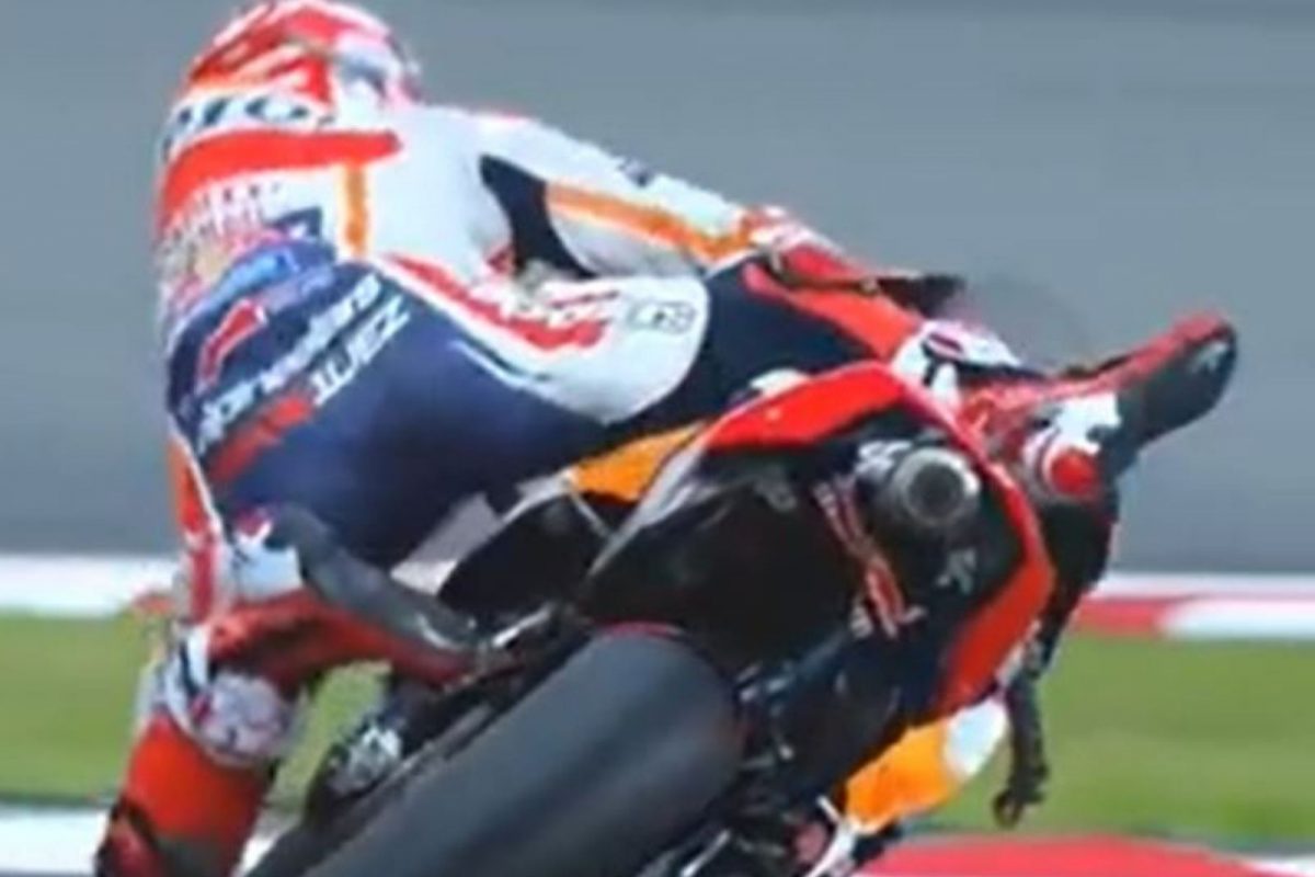 VIDEO: बाईक रेसदरम्यान झाला भयंकर अपघात; पुढे रायडरने जे काही केलं ते पाहून येईल अंगावर काटा