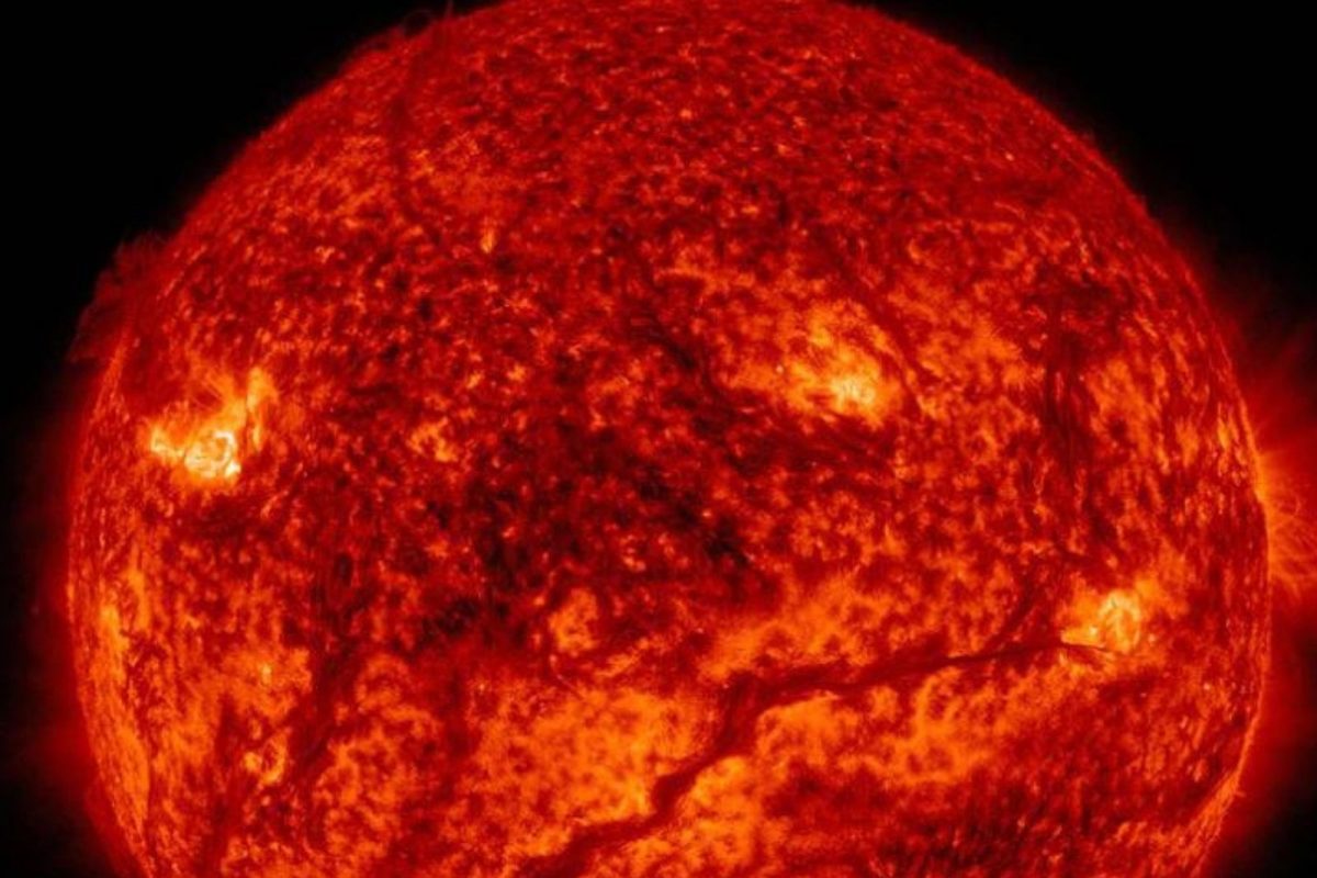 सूर्यावर निर्माण झाली 20 हजार KM खोल अन् 2 लाख KM लांबीची ‘आगीची दरी’; पृथ्वीवर होतोय असा परिणाम