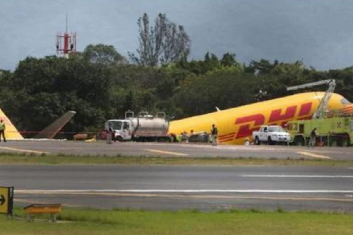 विमानतळावर Emergency Landing करताच विमानाचे झाले 2 तुकडे; धडकी भरवणारा LIVE VIDEO