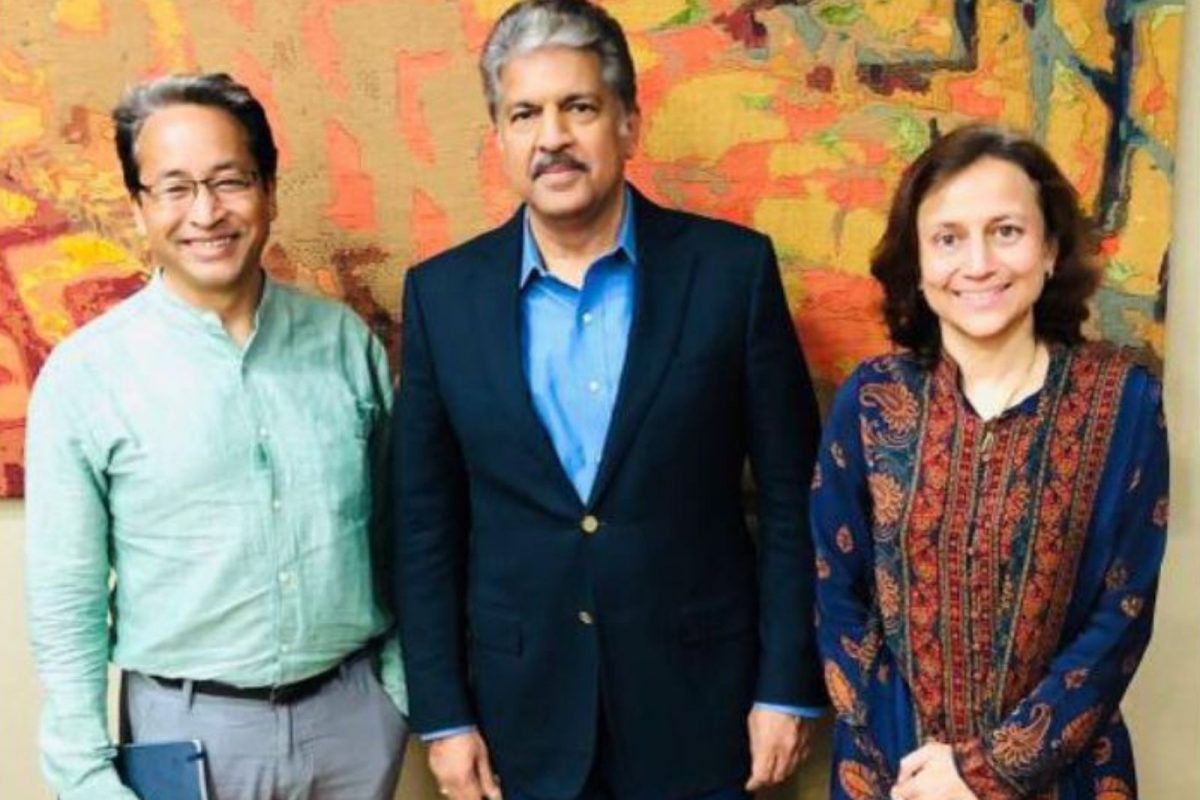 '3 Idiots' वाल्या रिअल लाईफ 'Phunsuk Wangdu' ला भेटले आनंद महिंद्रा; फोटोचं कॅप्शन वाचून वाटेल अभिमान