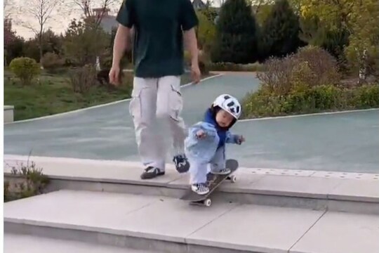 VIDEO: इवलासा चिमुकला स्केटबोर्ड घेऊन थेट पायऱ्यांवरच पोहोचला; पुढे जे केलं ते पाहून चुकेल काळजाचा ठोका