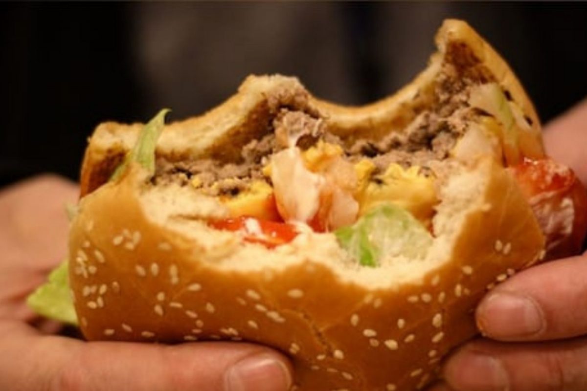 प्रसिद्ध कंपनीच्या शाकाहारी बर्गरमध्ये आढळला मांसाचा तुकडा; चूक लपवण्यासाठी केला भलताच प्रताप