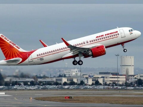 टाटा समूहातर्फे (Tata Group) संचालित एअर इंडियाची श्रीनगर-जम्मू फ्लाईट (Srinagar Jammu Flight) गुरुवारी विमानात उंदीर दिसल्याने सुमारे दोन तास उशिराने निघाली (Air India Flight Delayed Because of Mouse)