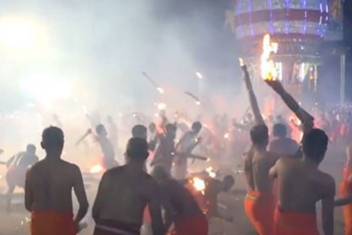 'अग्नी खेळी'दरम्यान एकमेकांवर जळत्या मशाली फेकताना दिसले लोक; भयानक VIDEO, नेमका काय आहे प्रकार?