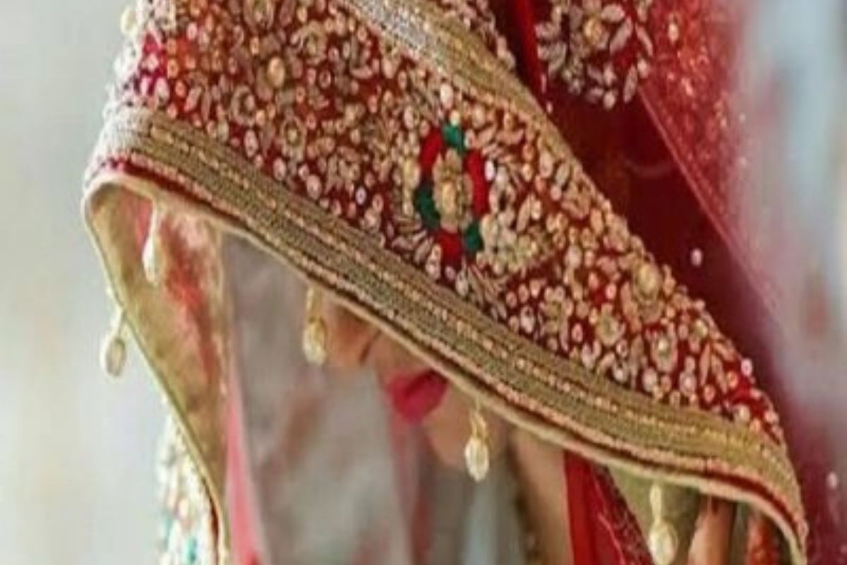 लग्नानंतर पहिल्याच रात्री नवरीनं नवरदेवाला चपलीनं चोपलं; पतीवर केला गंभीर आरोप
