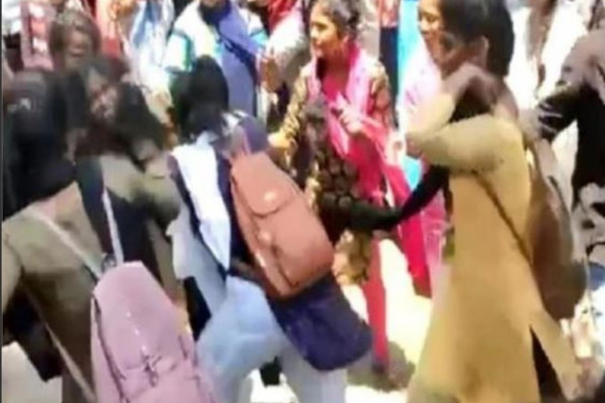 बस स्थानकावरच महाविद्यालयीन तरुणींमध्ये भयंकर भांडण; एकमेकींना जमिनीवर पाडून मारलं, Shocking Video