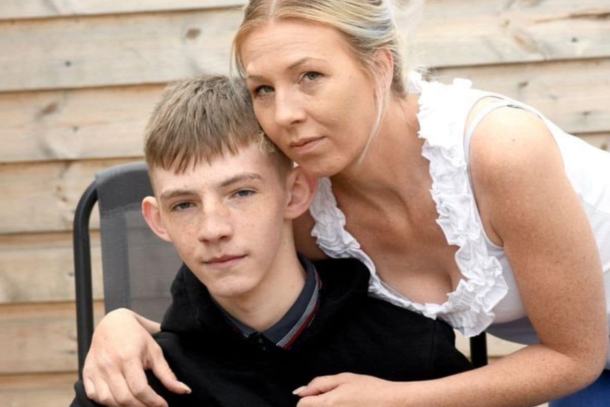 विद्यार्थ्याची विचित्र हेअरस्टाईल पाहून शाळेनं उचललं कठोर पाऊल; दिली भयंकर शिक्षा