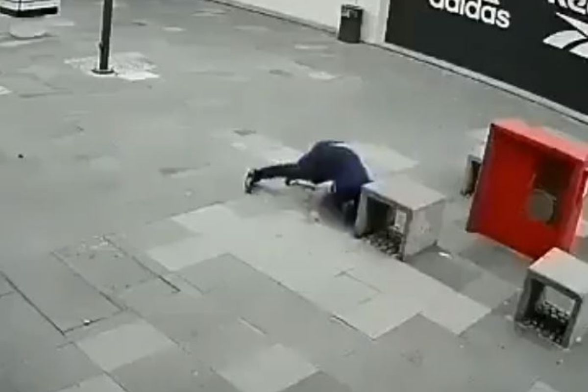 VIDEO: व्यायाम करताना धाडकन जमिनीवर कोसळला व्यक्ती; पुढे जे केलं ते पाहून खळखळून हसाल