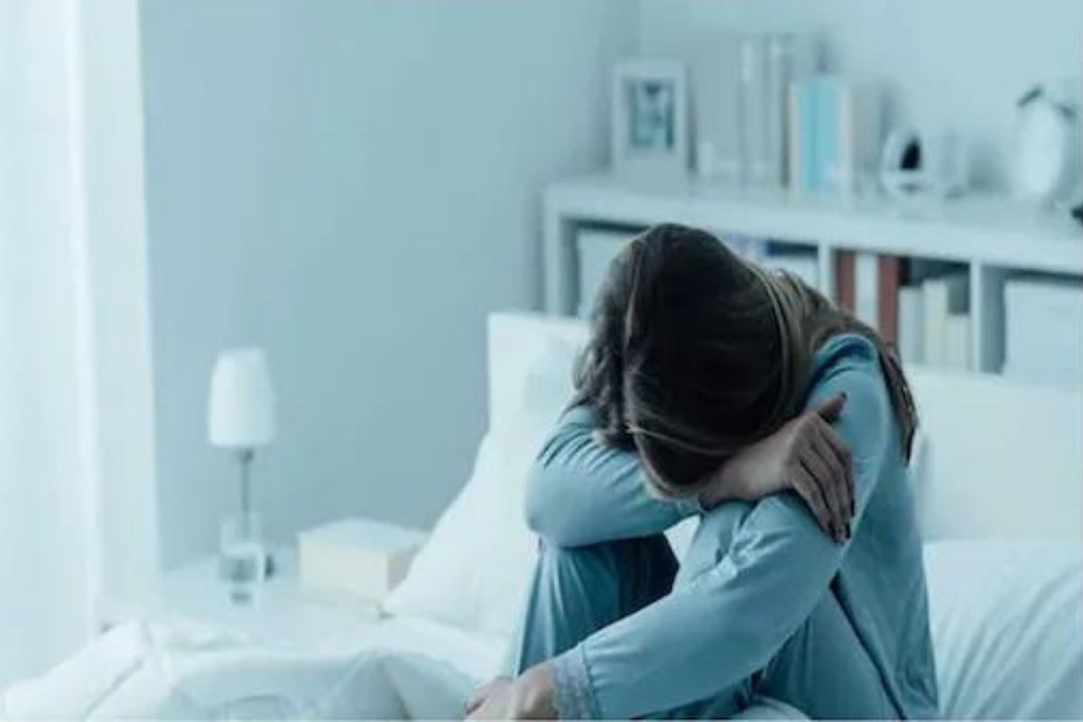 पतीनं अचानक घटस्फोट दिल्यानं डिप्रेशनमध्ये गेली; अनेक वर्षांनी सोबतचे फोटो बघताना समजलं धक्कादायक कारण