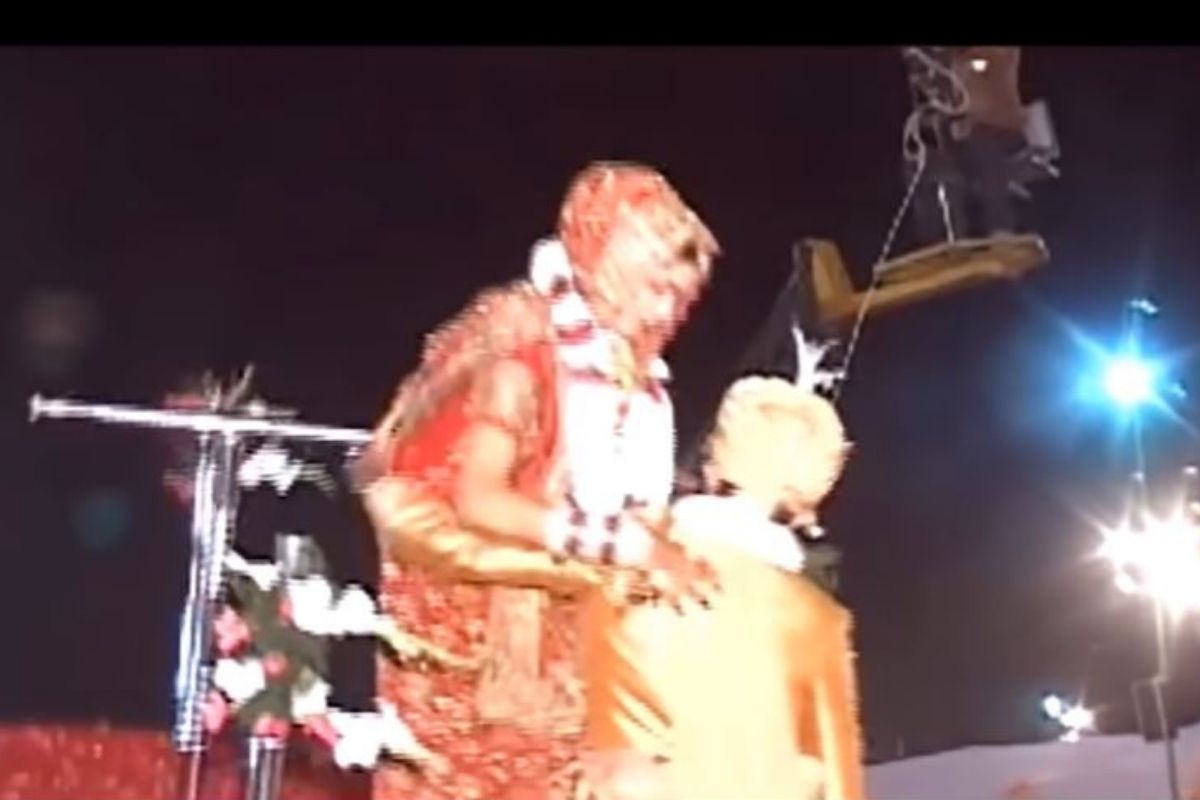 VIDEO : वरमाळेच्या कार्यक्रमादरम्यान कोसळलं लग्नाचं स्टेज; खाली पडणाऱ्या नवरीला वाचवण्यासाठी धावला नवरदेव अन्..