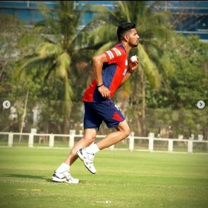 हिमाचल प्रदेशकडून खेळणाऱ्या वैभव अरोरानं या आयपीएलमध्ये पंजाब किंग्ज टीमकडून दमदार पदार्पण केलं. त्यानं चेन्नई सुपर किंग्स विरूद्धच्या पहिल्याच मॅचमध्ये 2 विकेट्स घेतल्या. टीम इंडियाचा अनुभवी खेळाडू शिखर धवननं वैभवच्या खेळाची प्रशंसा केली आहे. 
