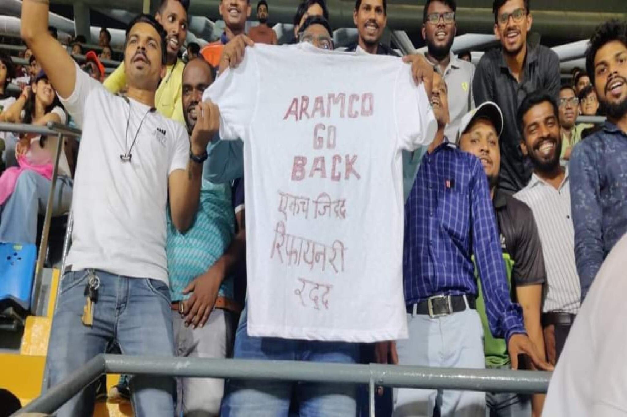 कोकणातल्या तरुणांचा वानखेडेवर आवाज, रिफायनरीच्या विरोधात भर स्टेडिअममध्ये एल्गार