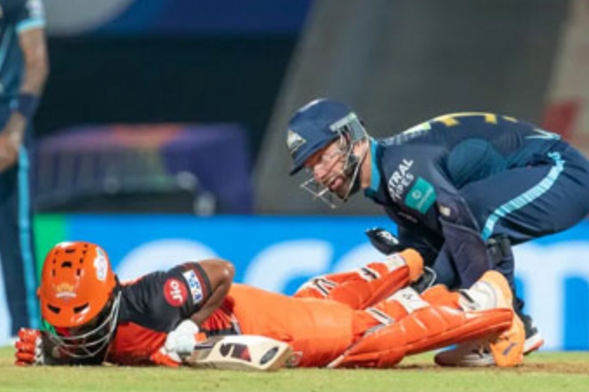 सिक्स मारला अन् अचानक खाली कोसळला राहुल त्रिपाठी, मॅच सोडून परतावं लागलं पव्हेलियनमध्ये; पाहा काय घडलं