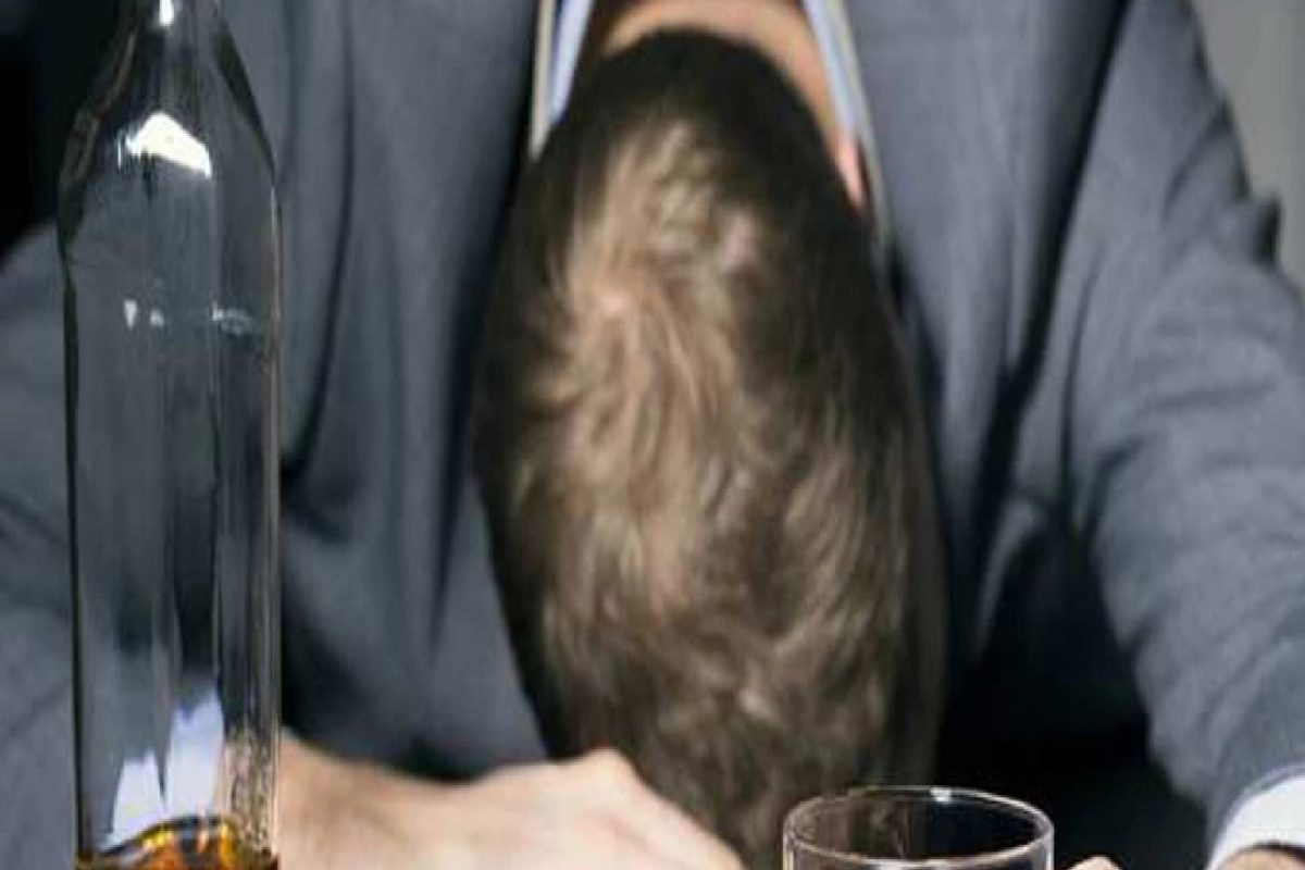 कशी लागते माणसाला दारूची सवय?, शास्त्रज्ञांनी शोधलं त्यामागचं Interesting कारण..!