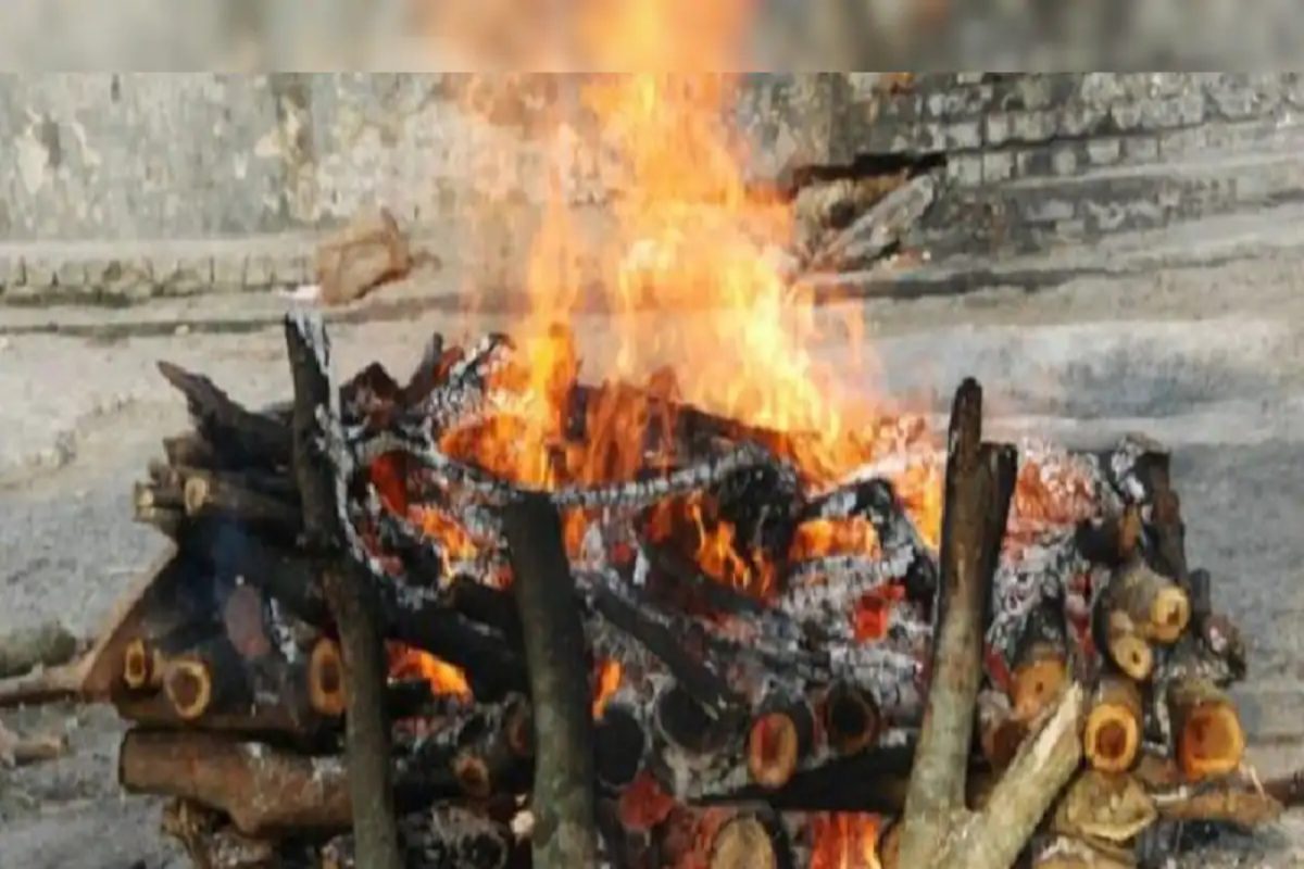हृदयद्रावक! पत्नीचा मृत्यू, विरह सहन न झाल्यानं पतीनं अंत्यसंस्कारावेळी थेट चितेवर घेतली उडी
