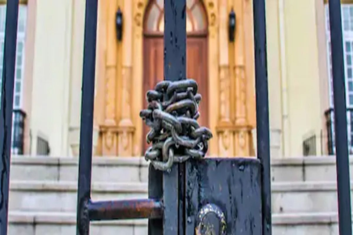 म्हणे दुष्ट आत्म्यांच्या भीतीने गावकऱ्यांनी स्वत:ला घरात केले बंद; पोलीस आले आणि मग...