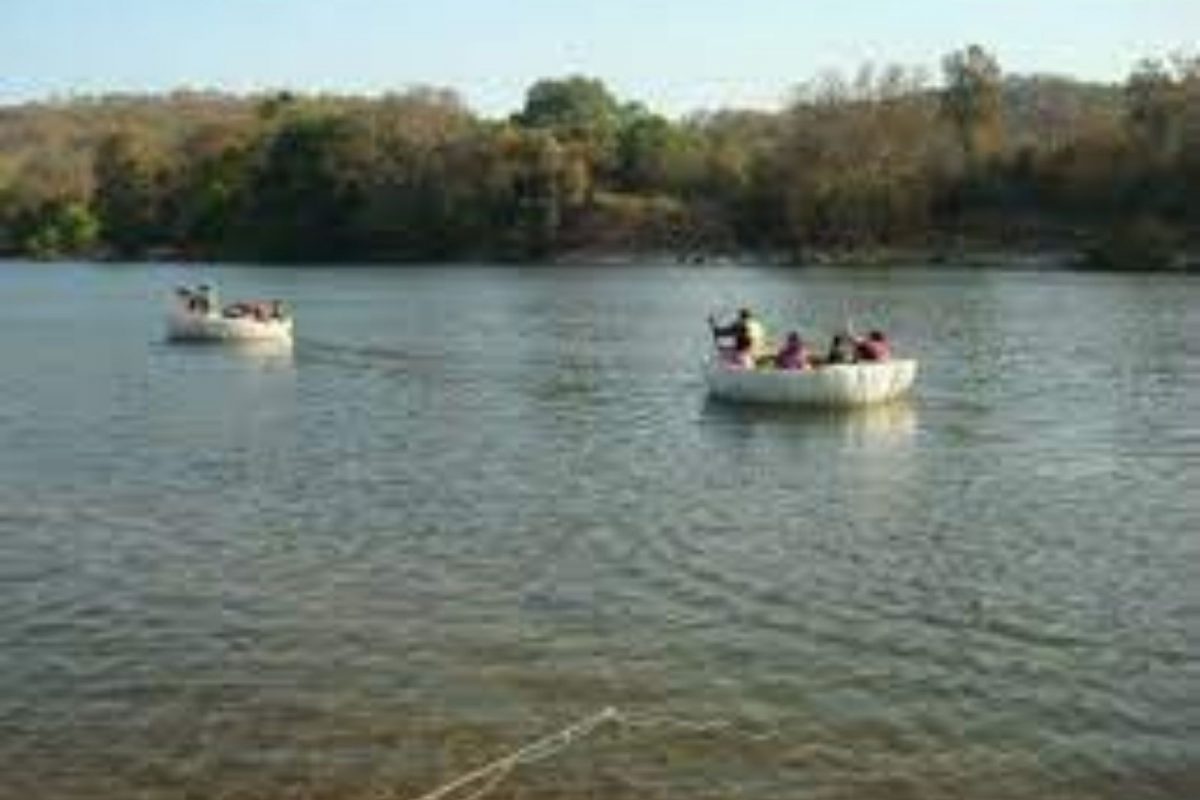 धक्कादायक घटना! पत्नी सासूला वैतागली, म्हणून पतीने स्वत:च्याच आईला नदीत फेकलं