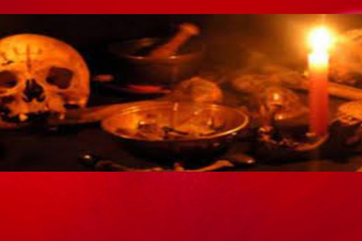 डोकं चालावं म्हणून मांत्रिकाने तरुणीच्या आईला बाहेर पाठवलं, बेशुद्ध करत संतापजनक कृत्य, सुन्न करणारी घटना