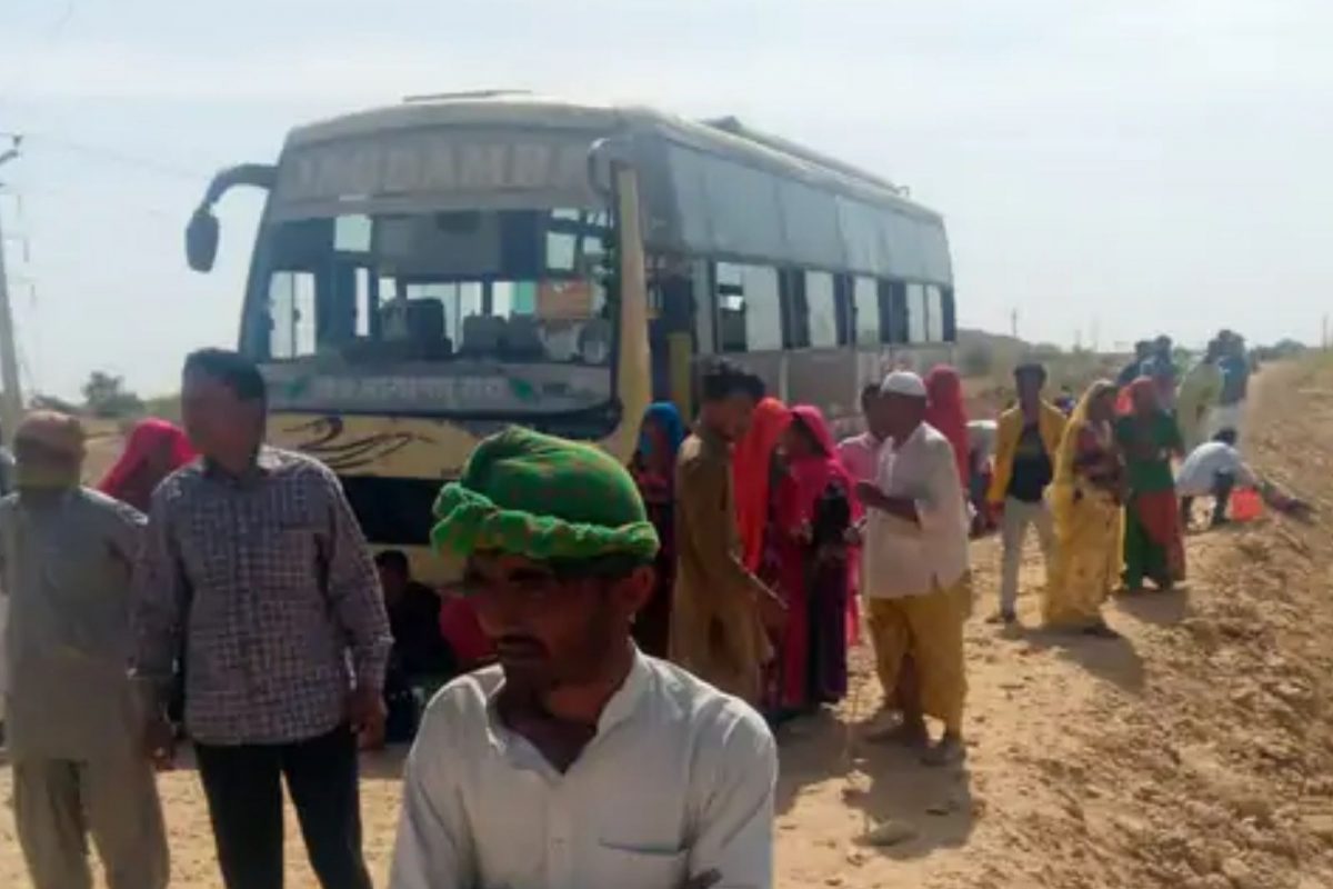 चालत्या बसमधून प्रवाशांनी बाहेर मारल्या उड्या; 2 भावांसह तिघांचा जागीच मृत्यू