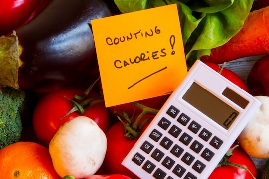 कॅलरीज म्हणजे काय? आपल्याला एका दिवसात किती कॅलरीज आवश्यक आहे?