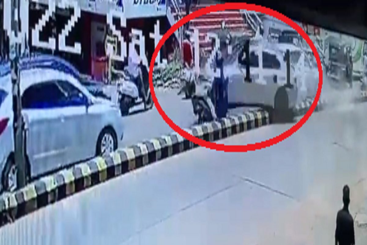 सुसाट BMW ने डिव्हाइडर तोडून स्कूटी चालकाला हवेत उडवलं, भयंकर अपघाताचा थरार VIDEO