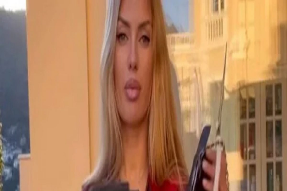 कॅमेऱ्यासमोर उभं राहून महागड्या बॅगांचे तुकडे का करतायेत रशियन तरुणी? जाणून घ्या