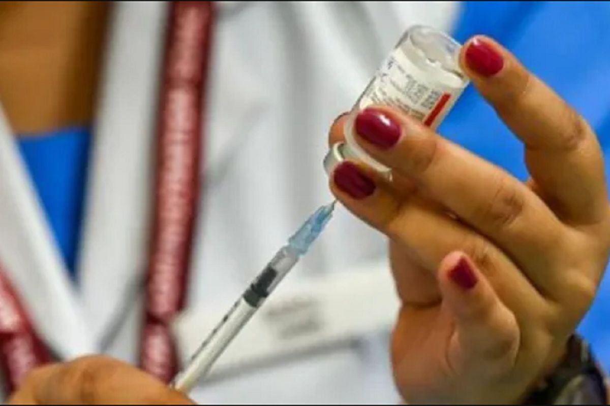 Covid-19 लसीच्या दुसऱ्या आणि बूस्टर डोसमधील अंतर कमी होण्याची शक्यता, आता इतक्या दिवसांनी दिली जाणार Vaccine