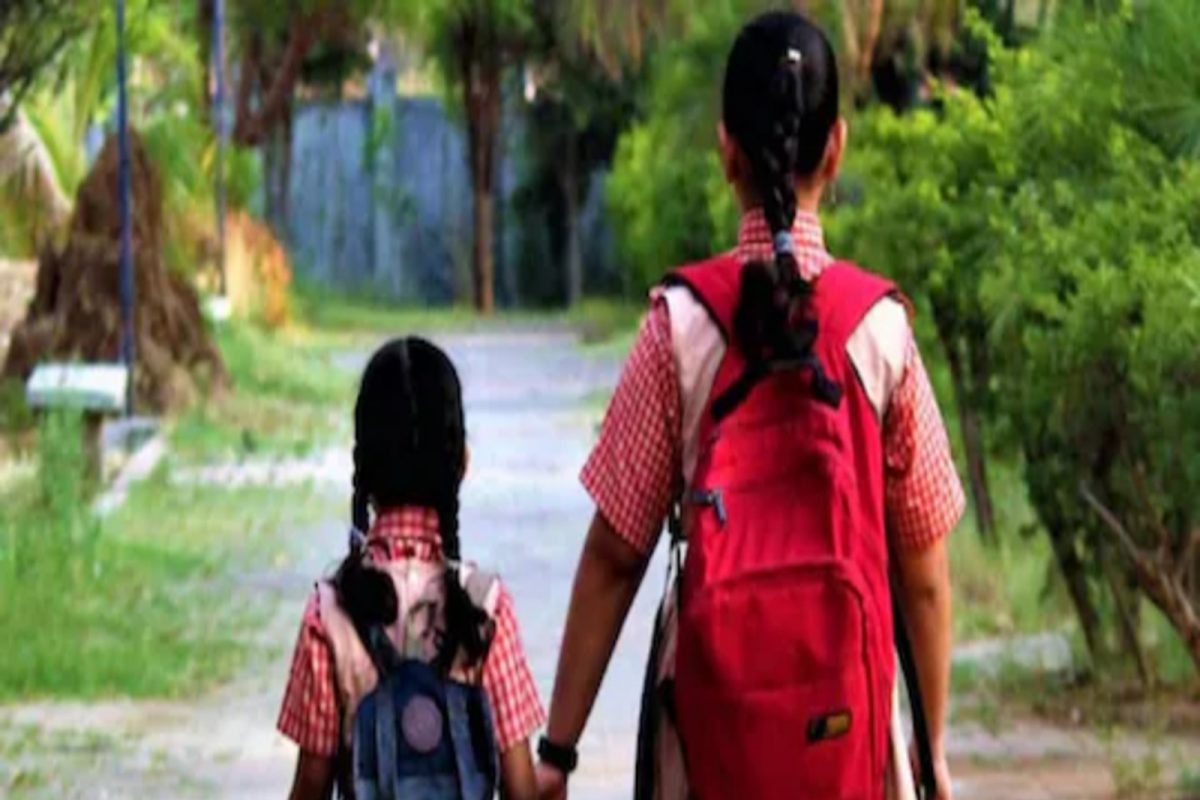 कर्नाटकात हिजाबनंतर आता नवा वाद! विद्यार्थ्यांना शाळेत बायबल घेऊन जाणं बंधनकारक केल्यानं गोंधळ