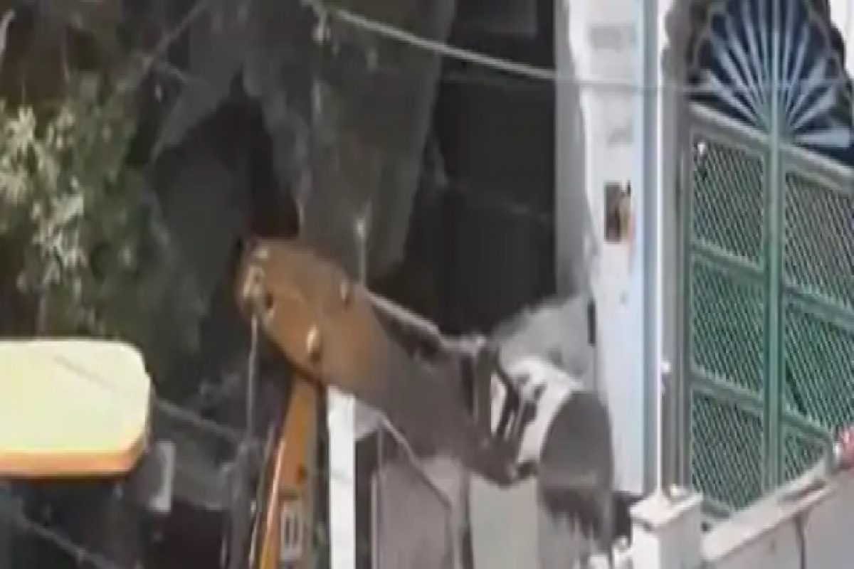 सुप्रीम कोर्टाच्या आदेशानंतरही जामा मस्जिदाच्या गेटजवळ पोहोचला बुलडोझर, कारवाईचा Live Video