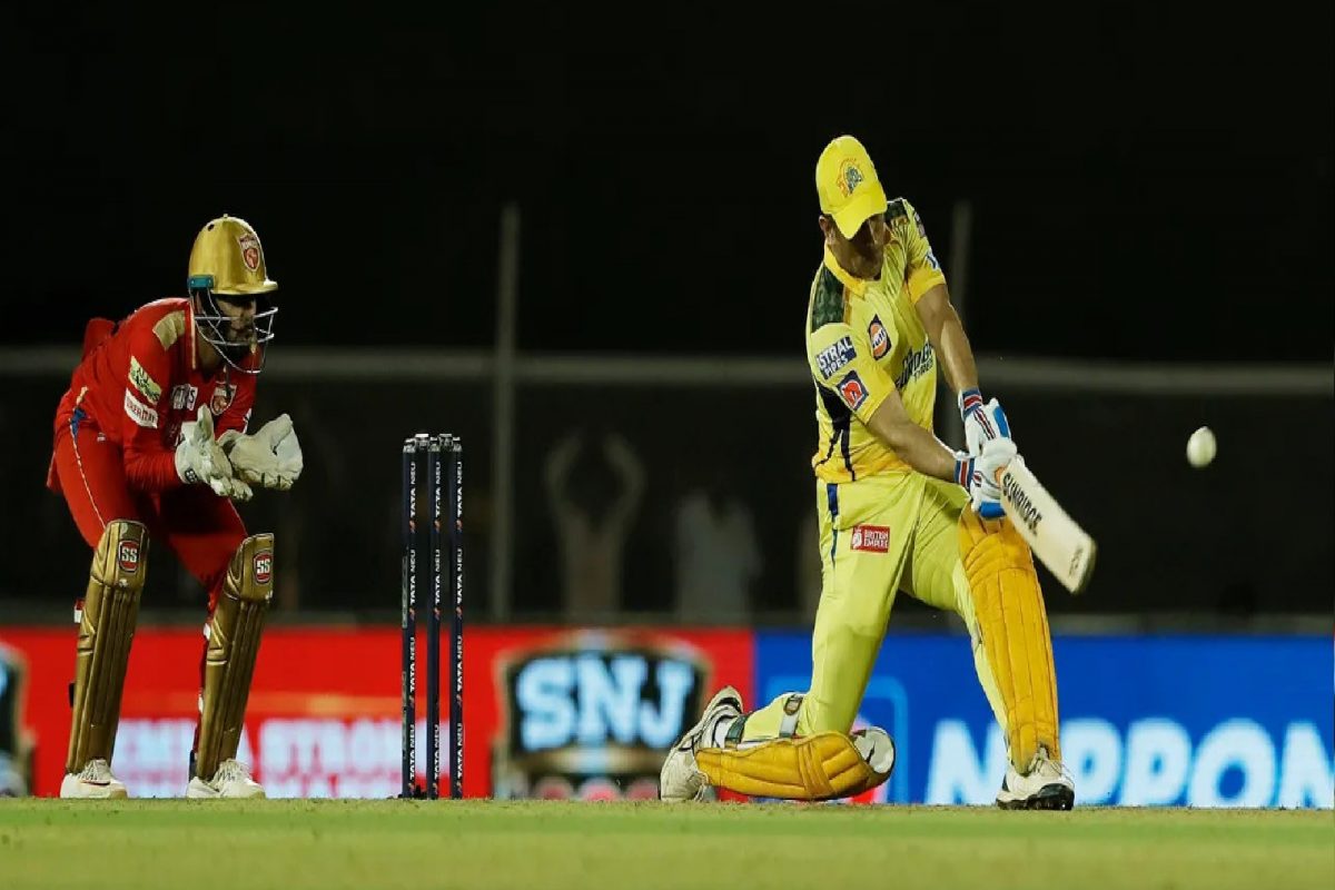 IPL 2022 : पहिली मॅच खेळणाऱ्या खेळाडूची हुशारी ठरली भारी, अंपायरला द्यावं लागलं धोनीला OUT