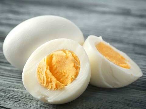 कोंबडी आधी अंडं, या प्रश्नाचं उत्तर मिळालं नसलं तरी अंडं (Egg) व्हेज (Vegetarian) आहे की नॉनव्हेज? (Non Vegetarian) याच उत्तर नक्कीच मिळालं आहे.
