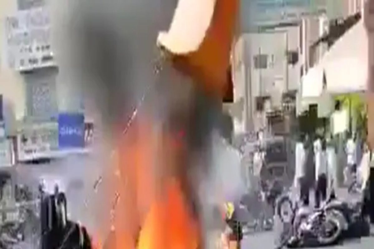 हृदयद्रावक घटना, दुचाकीची पेट्रोल टाकी उघडताच लागली आग; पाहा, VIDEO पुढे काय घडलं