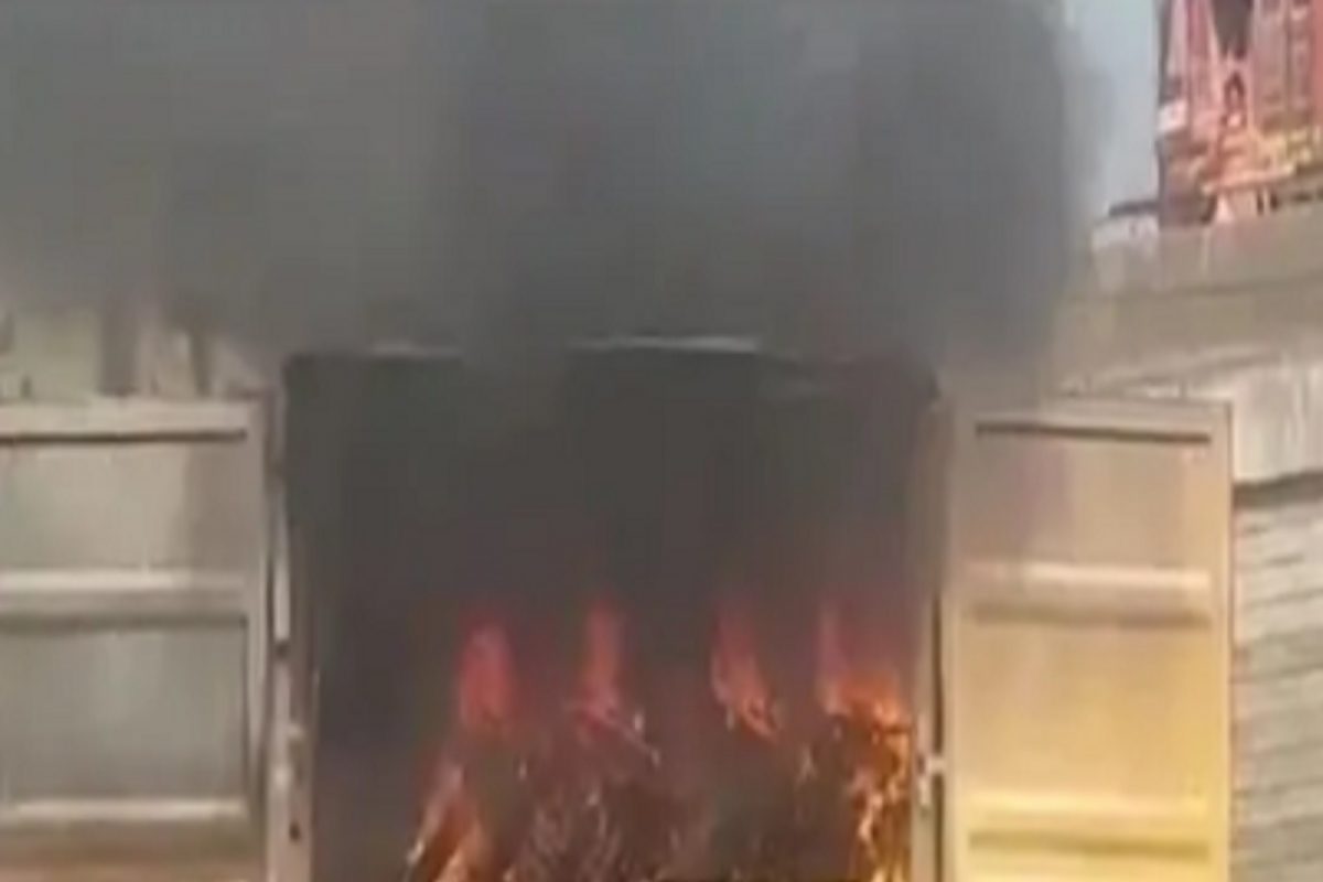 VIDEO: Electric Scooter मध्ये आतापर्यंतची सर्वात मोठी आग, 20 गाड्या जळून खाक