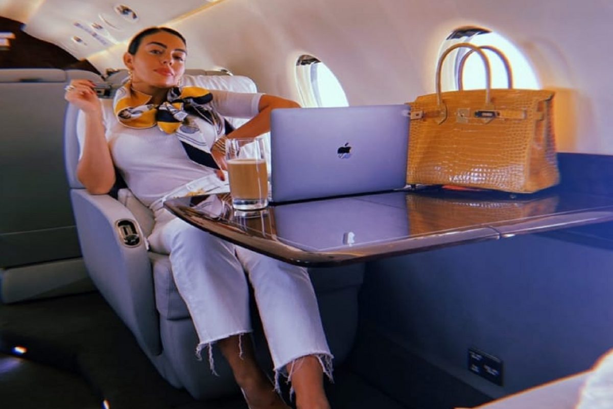 बाबो! Boyfriend च्या जीवावर Girlfriend ची ऐश; महिन्याला पगार म्हणून मिळतात तब्बल 82 लाख रुपये