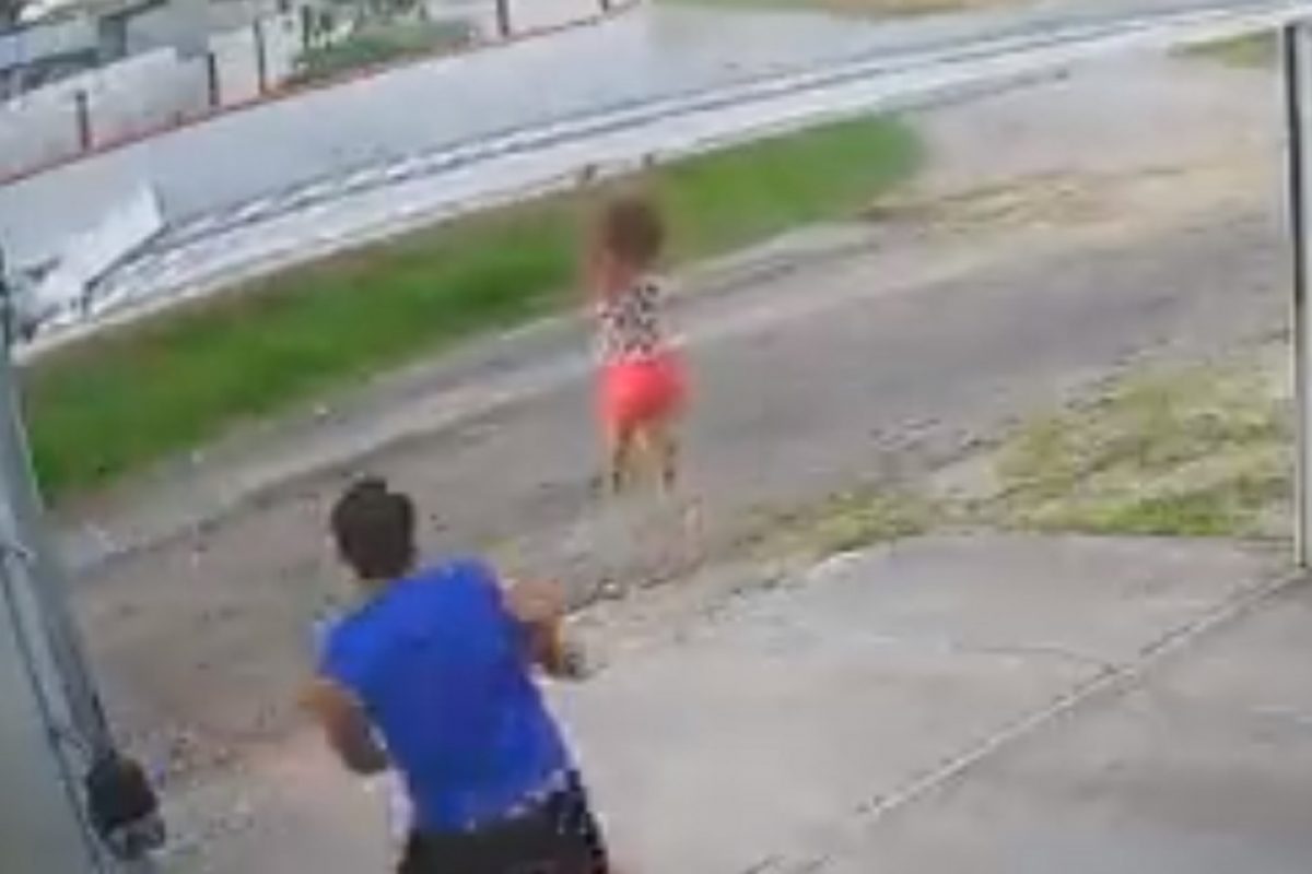 OMG! ...अन् हवेत लटकली चिमुकली लेक, पाहताच हादरला बाप; नेमकं काय घडलं पाहा VIDEO