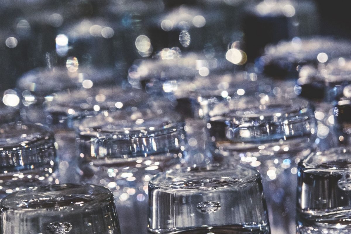 काचेचा ग्लास उलटा करून ठेवणं ठरू शकतं धोकादायक? टिकटॉक युजरने सांगितलं किचन हॅक