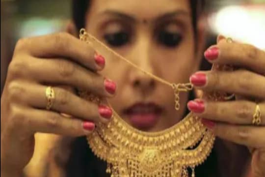 सोनं बनावट किंवा भेसळयुक्त असल्यास कसं ओळखायचं? घरबसल्या 'हे' उपाय करा