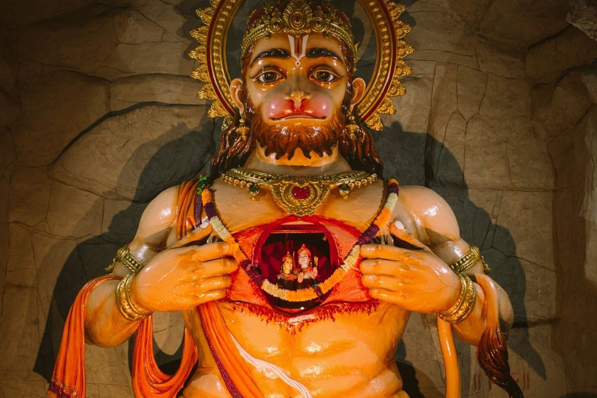 देशभरात चर्चेत असलेली हनुमान चालीसा कशी लिहली गेली? याचा अकबरशी काय संबंध?