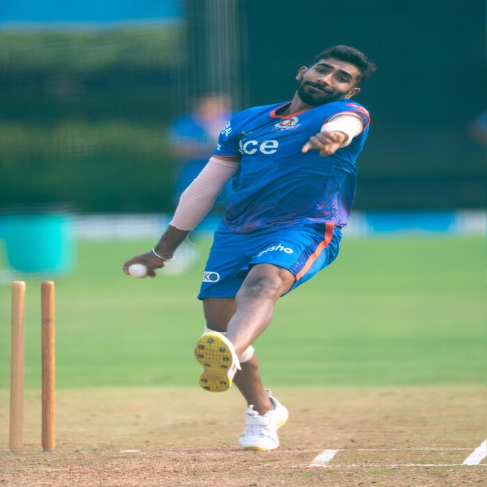 मुंबईचा हुकमी एक्का असलेल्या जसप्रीत बुमराहला (Jasprit Bumrah) या मोसमातल्या 6 मॅचपैकी 4 मॅचमध्ये एकही विकेट मिळाली नाही. उरलेल्या दोन मॅचमध्ये त्याने 4 विकेट घेतल्या आहेत. 