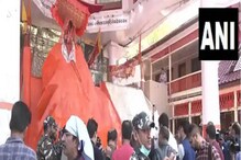 श्रीनगरचं हे खास मंदिर तब्बल 32 वर्षांनंतर सजलंय, पूजेसाठी जमले काश्मिरी पंडित श्रीनगरचं हे खास मंदिर तब्बल 32 वर्षांनंतर सजलंय, पूजेसाठी जमले काश्मिरी पंडित