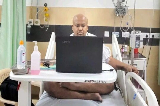 केमोथेरपी सुरु असताना थेट रुग्णालयातून दिला जॉब Interview, फोटो व्हायरल होताच नेटिझन्सनी केलं फायटिंग स्पिरिटचं कौतुक