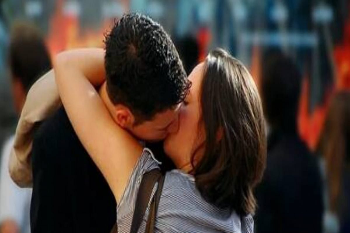 Shocking! पत्नीच्या डोळ्यांसमोर तिच्या मैत्रिणीला KISS करू लागला पती; अन् मग...
