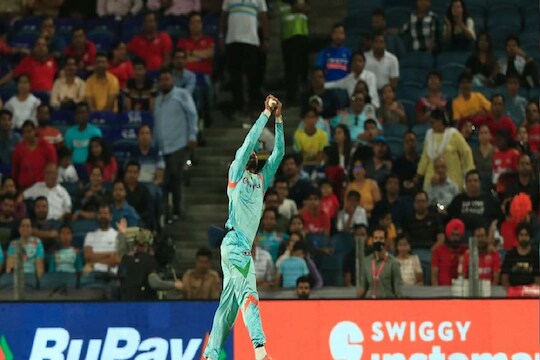 IPL 2022 : KL राहुलची कमाल, 7 फुट उंचीवर पकडला जिवलग मित्राचा कॅच! VIDEO