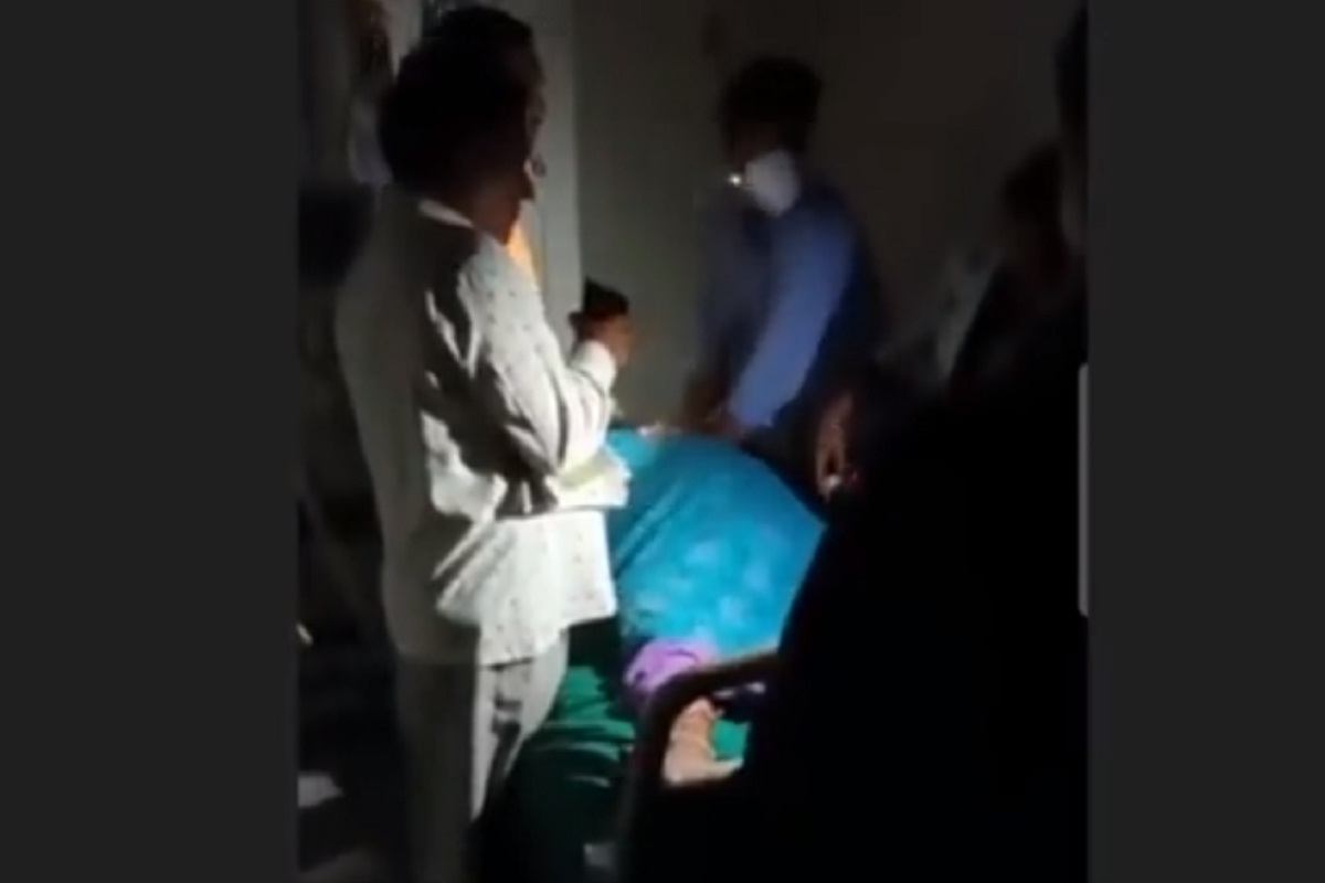 लाईट गेले, व्हेंटिलेटरचा बॅकअपही संपला, रुग्णाची तडफड; मोबाईल टॉर्चवर डॉक्टरांचा केविलवाणा प्रयत्न