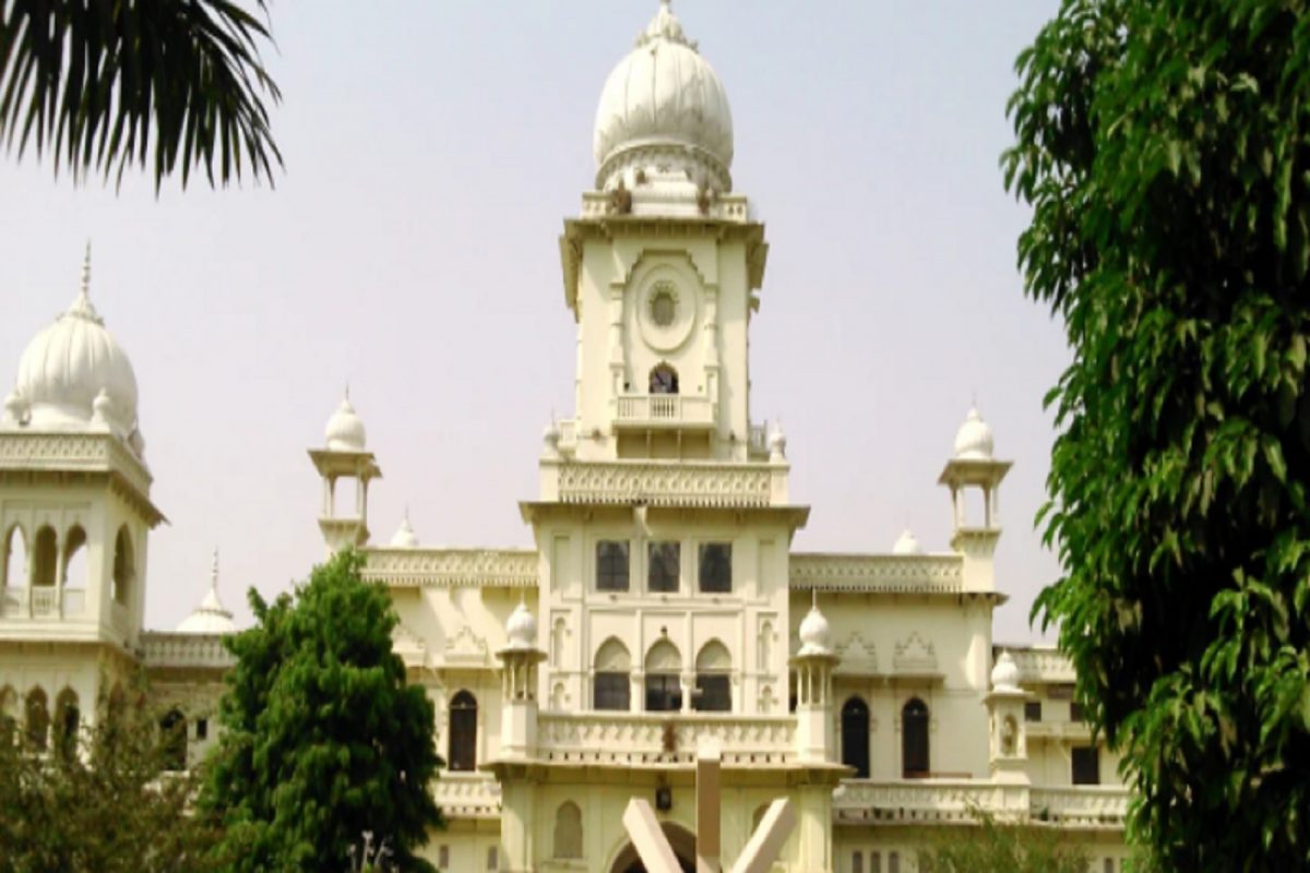 'जर कॅम्पसमध्ये मंदिर आहे, तर मशिदही उभारावी' युनिव्हर्सिटीमध्ये झळकले पोस्टर्स