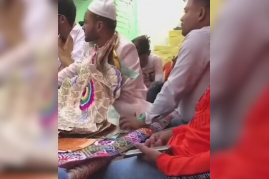 अरेरे काय हे! नवरदेवाशेजारी बसून मित्राचे नको ते चाळे; कॅमेऱ्यात कैद झालं दृश्य; VIDEO VIRAL