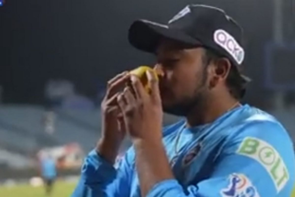 VIDEO : आंबे चोर Prithvi Shaw ला टीम सहकारी शिकवतायत, आंबा कसा खायचा?